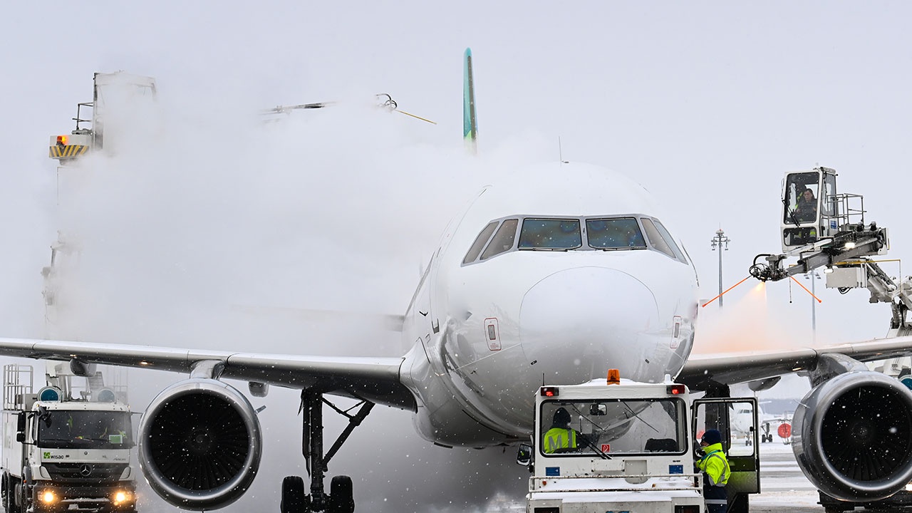 Росавиация рекомендует запретить полеты самолетов с наличием снега на них