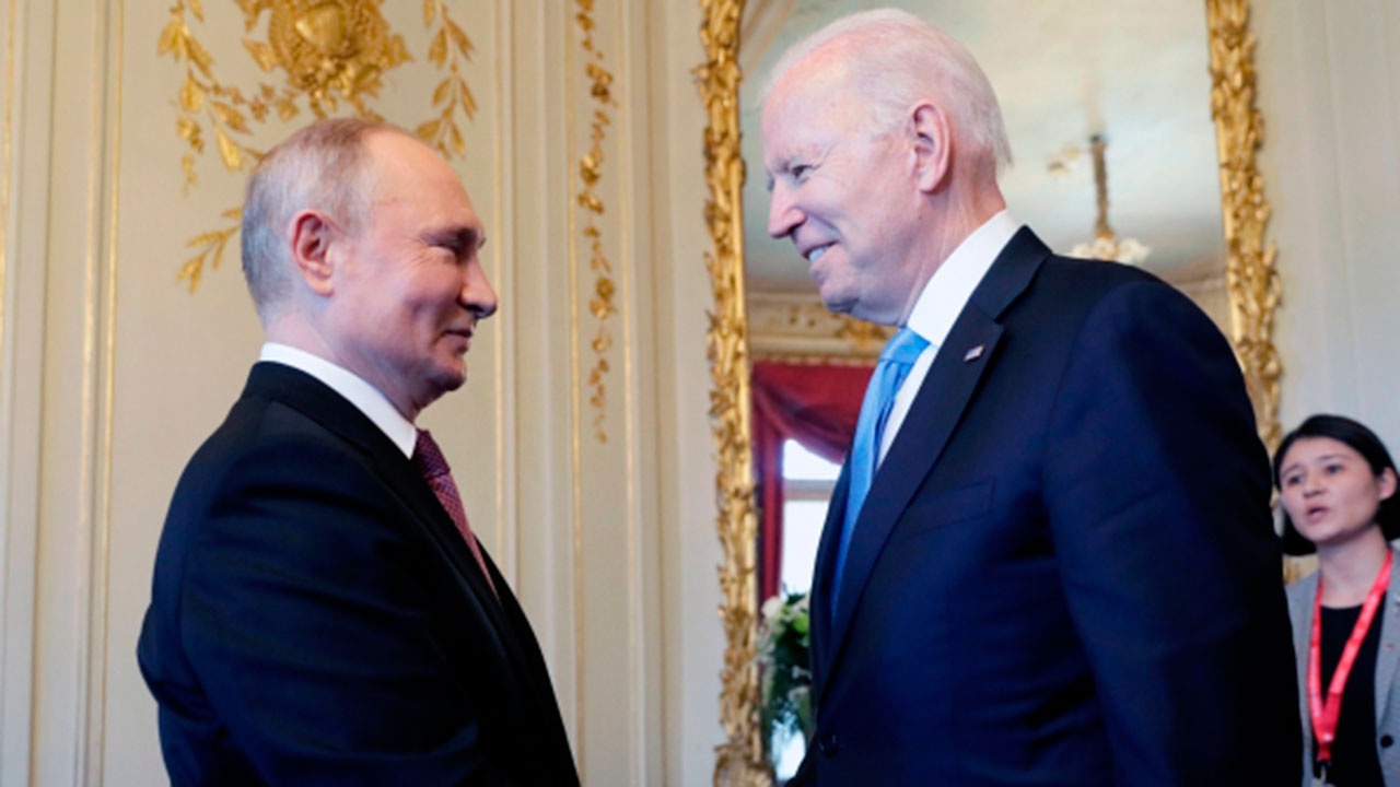 Ушаков: Путин и Байден поручили своим командам обсудить чувствительные вопросы