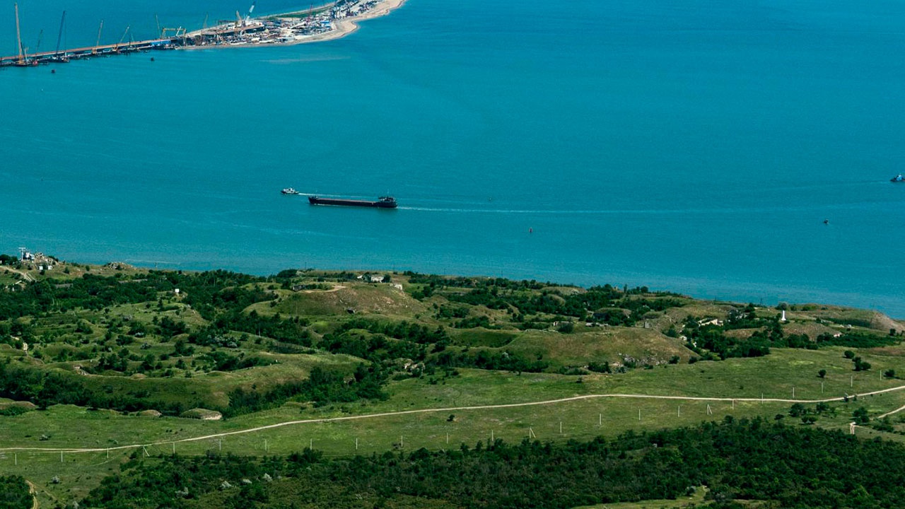 В МО Украины назвали пребывание судна «Донбасс» в Азовском море законным