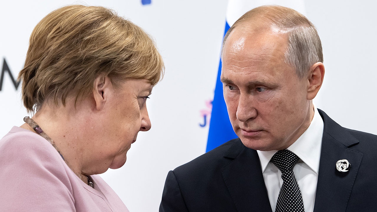 Путин поговорил по телефону с экс-канцлером ФРГ Меркель