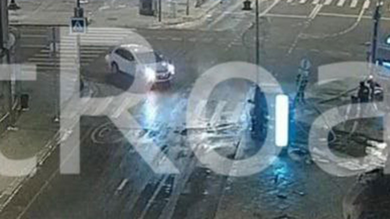 Автомобиль попал в ДТП и загорелся в центре Москвы