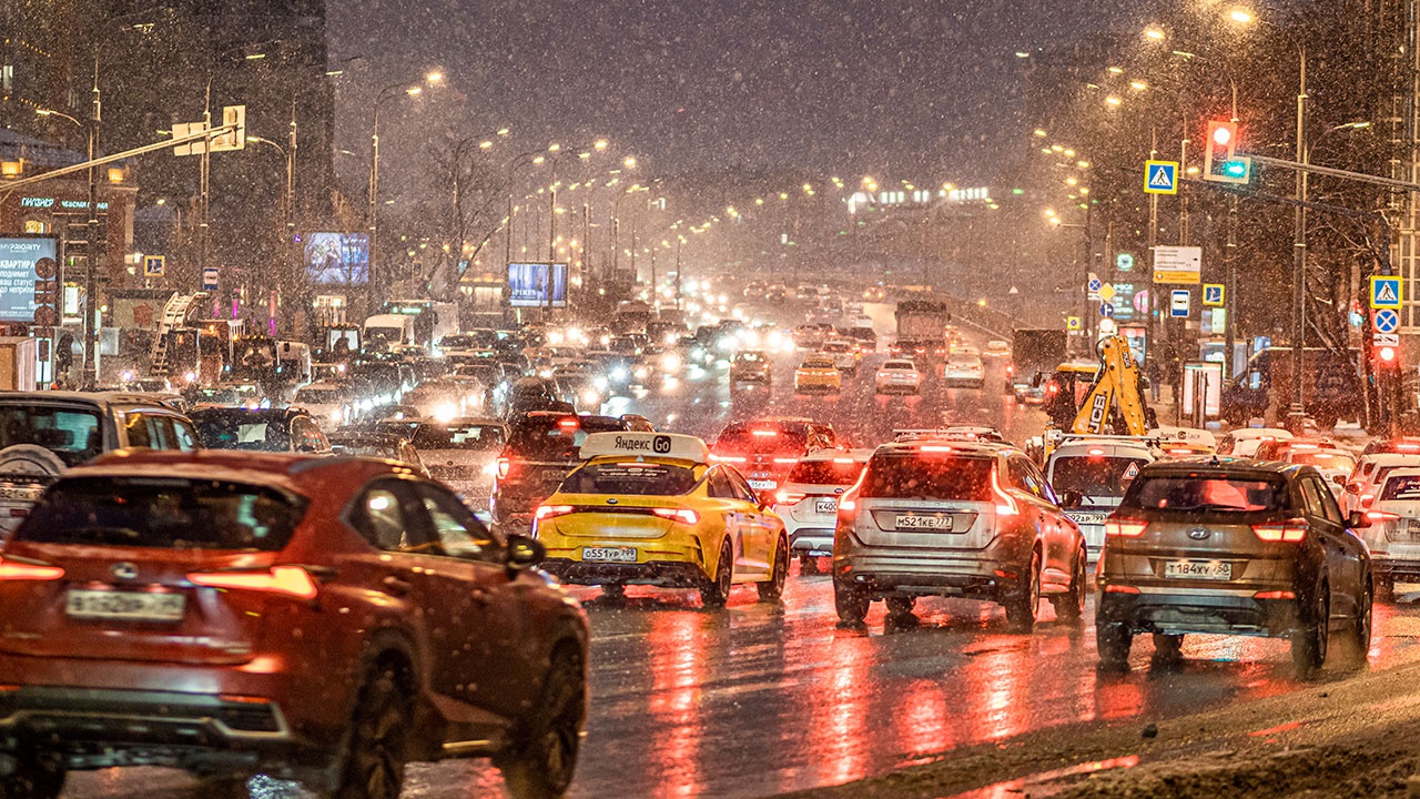 Москвичам во вторник посоветовали не ездить на автомобиле из-за снегопада