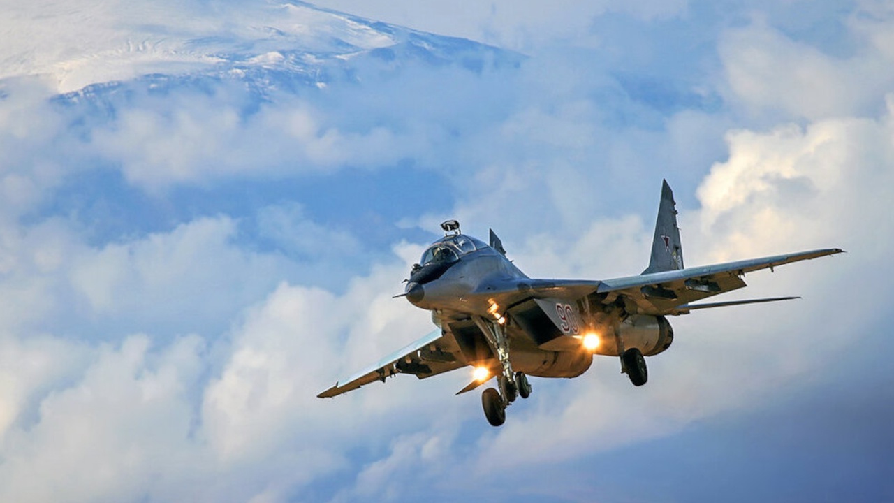 Российские военные летчики продемонстрировали высший пилотаж на МиГ-29 в небе Армении
