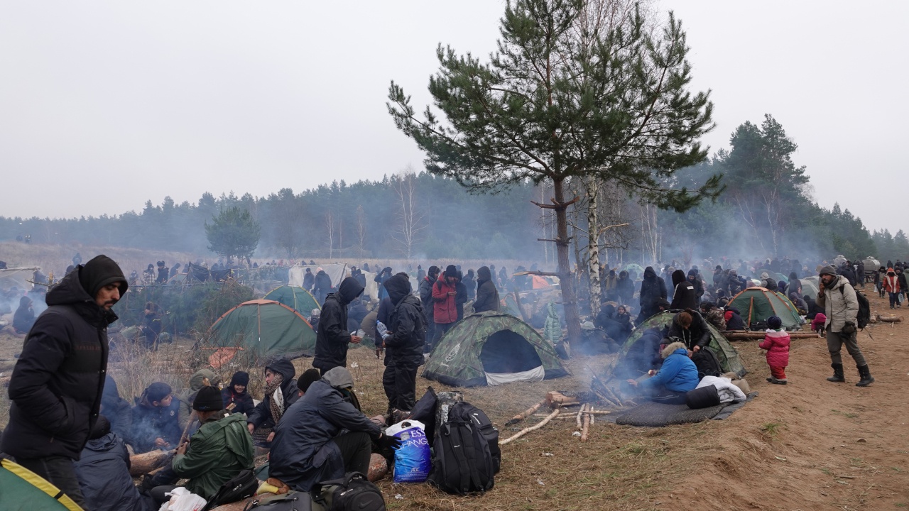 Путин обсудил с Макроном ситуацию с беженцами на белорусской границе