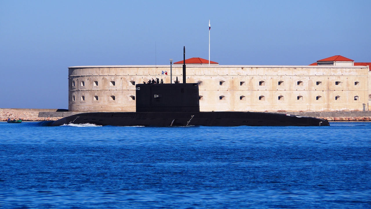 Экипажи двух «Варшавянок» Черноморского флота отрабатывают алгоритмы применения ракет