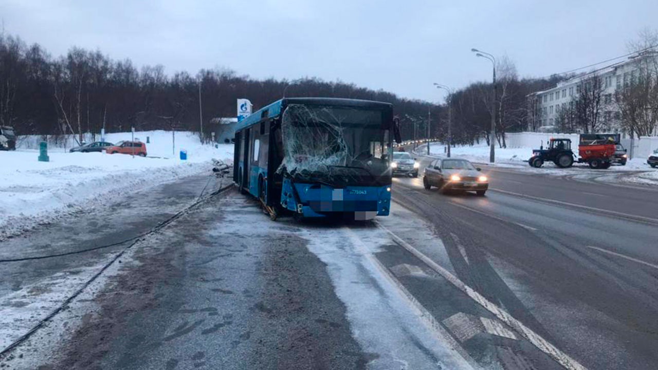 Рейсовый автобус с 15 пассажирами врезался в мачту освещения в Москве