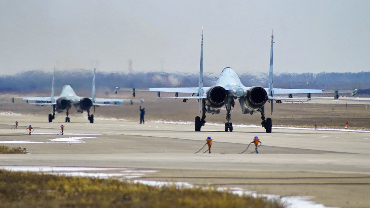 Истребители Су-27СМ3 и Су-30М2 защитили аэродромы ЮВО от «вражеских» бомбардировщиков