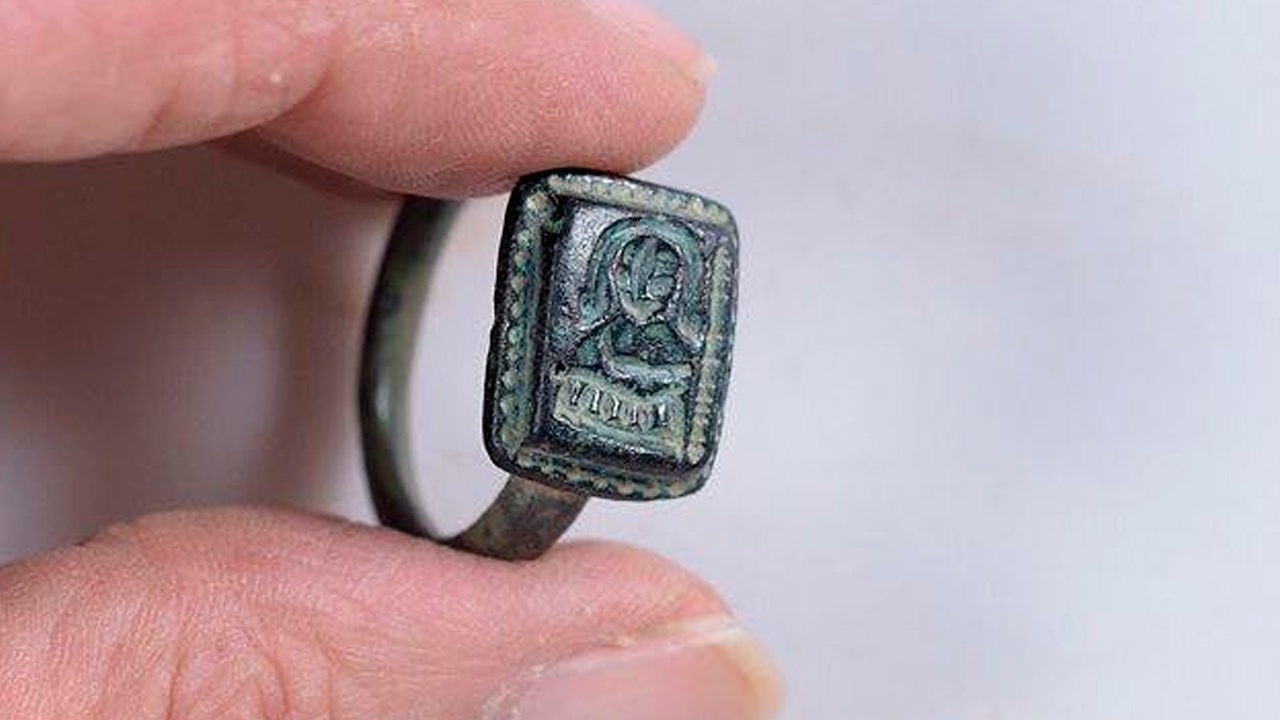 Древнее кольцо с изображением «Деда Мороза» нашли в Израиле