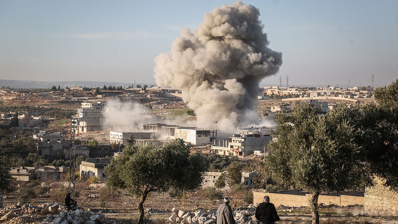 Сирийский военнослужащий погиб под минометным обстрелом боевиков в Идлибе