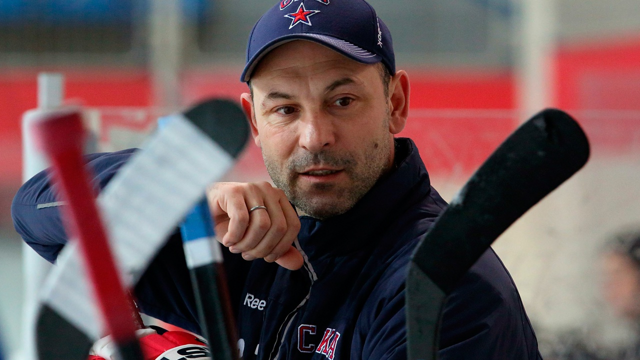 Главный тренер российских хоккеистов объяснил снятие молодежной команды с рейса в Канаде