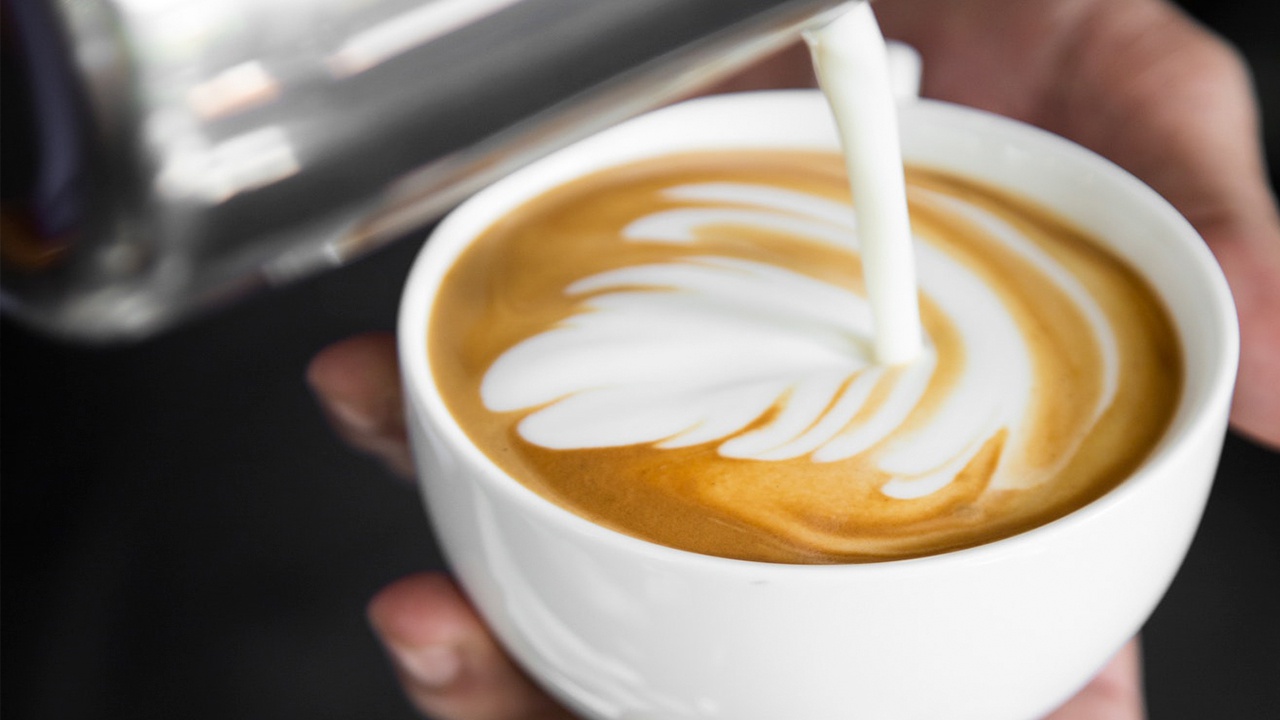 Диетолог предупредила об опасности сливок в кофе