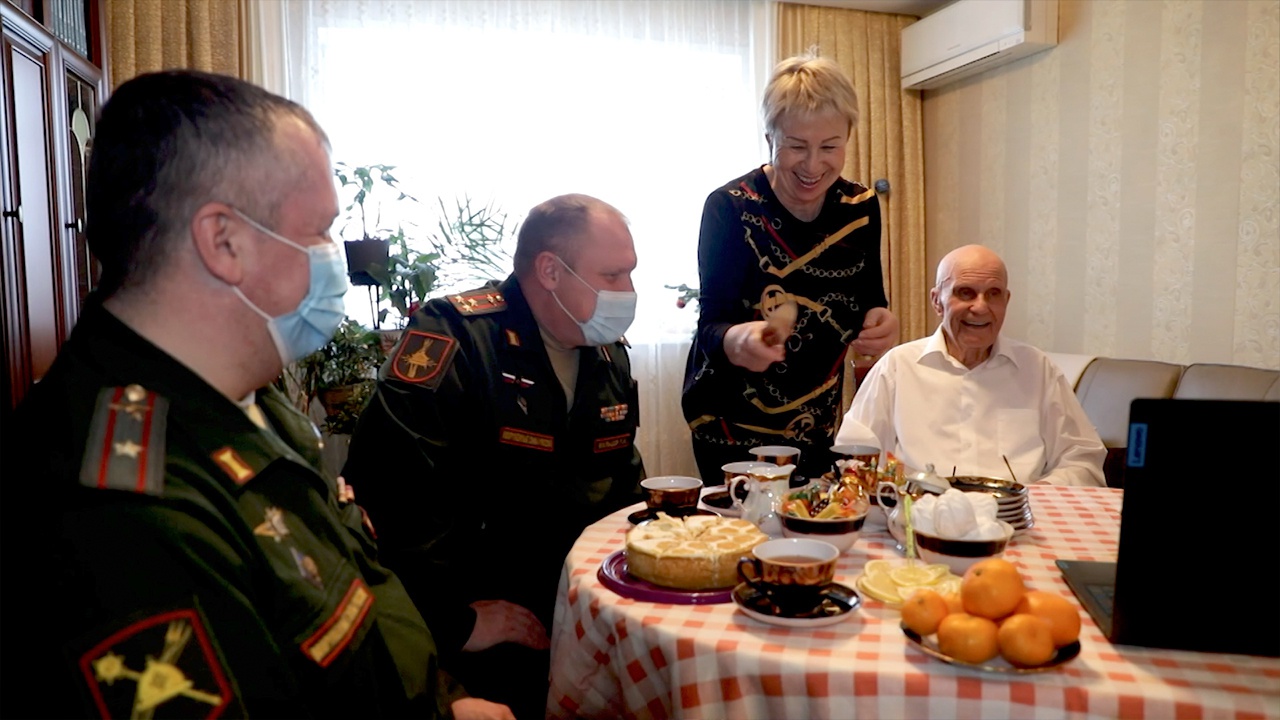 В Новосибирске связисты поздравили ветерана ВОВ с днем рождения