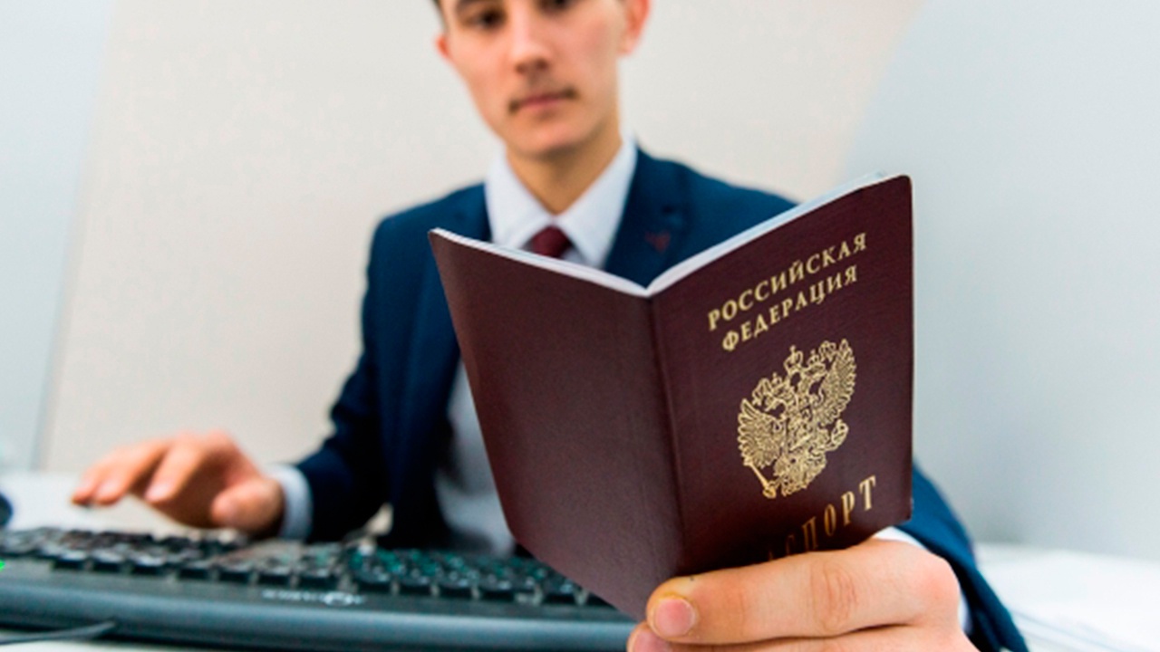 Россиянам рассказали, что будет с бумажным паспортом после выдачи электронного