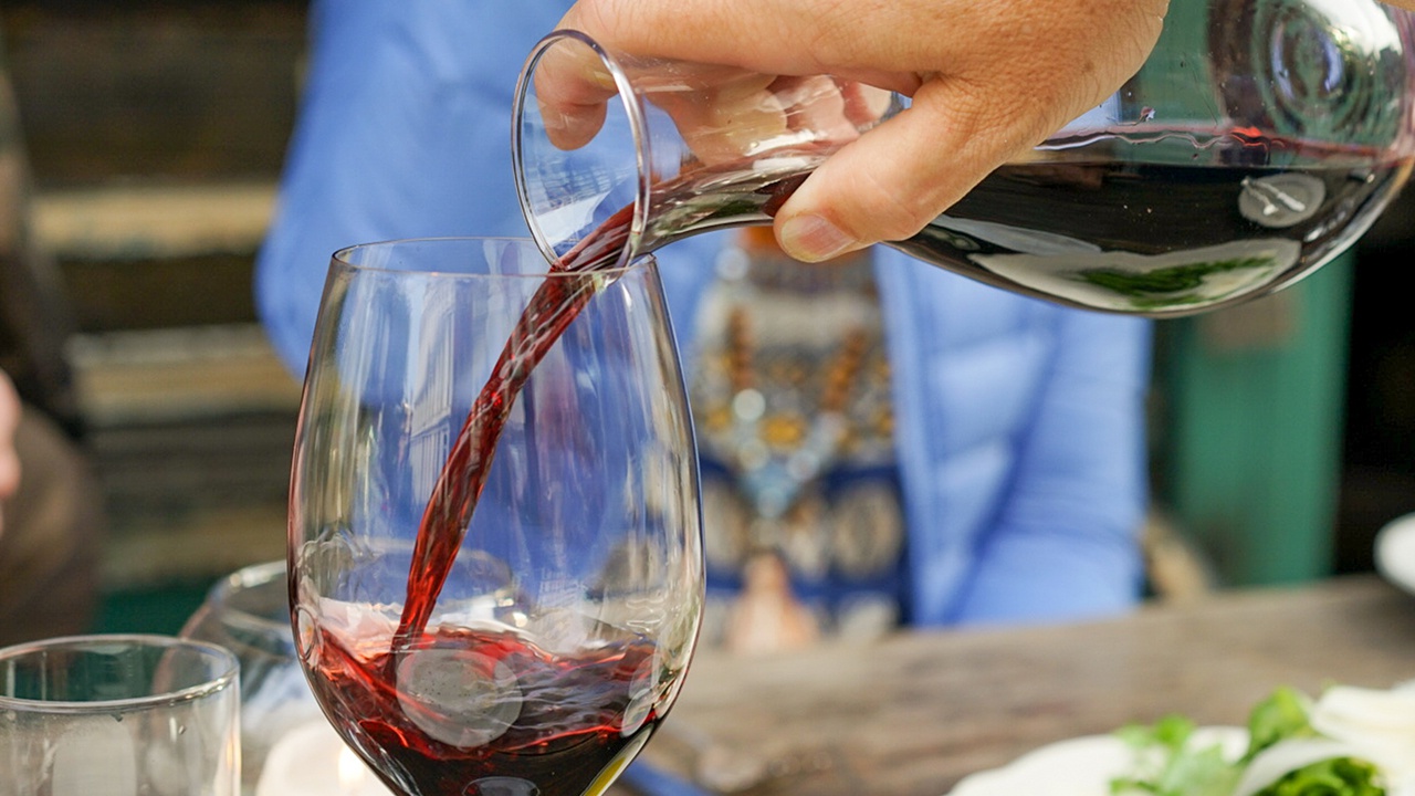 Академик РАН опроверг миф о пользе красного вина
