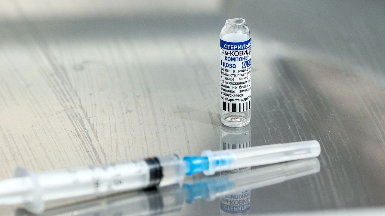 Гинцбург: подросткам после вакцинации от COVID-19 следует избегать тяжелых нагрузок