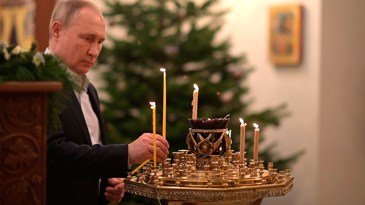 Песков объяснил, почему Путин был один на рождественской службе