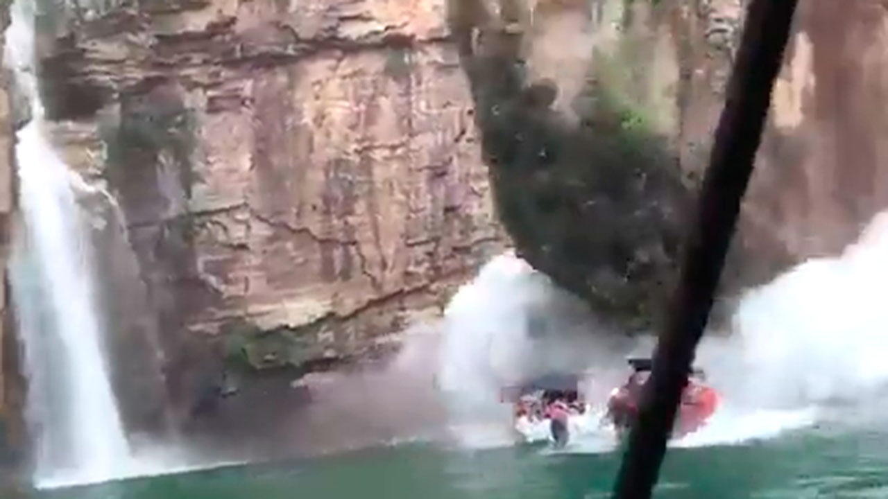 Обрушился водопад. В Бразилии на туристов обрушилась скала. Озеро Фурнаш Бразилия. Трагедия в Бразилии: скала обрушилась на лодки с туристами. Обрушение скалы в Бразилии.