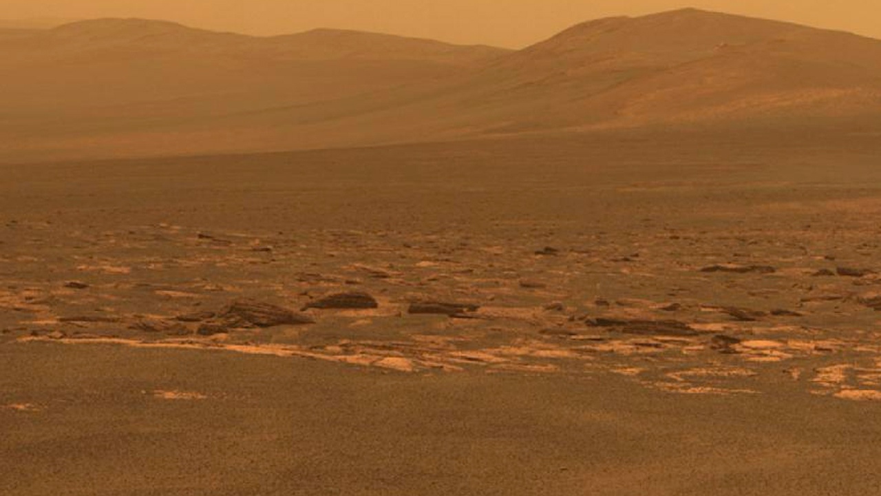 На снимках с Марса заметили загадочную пурпурную пыль
