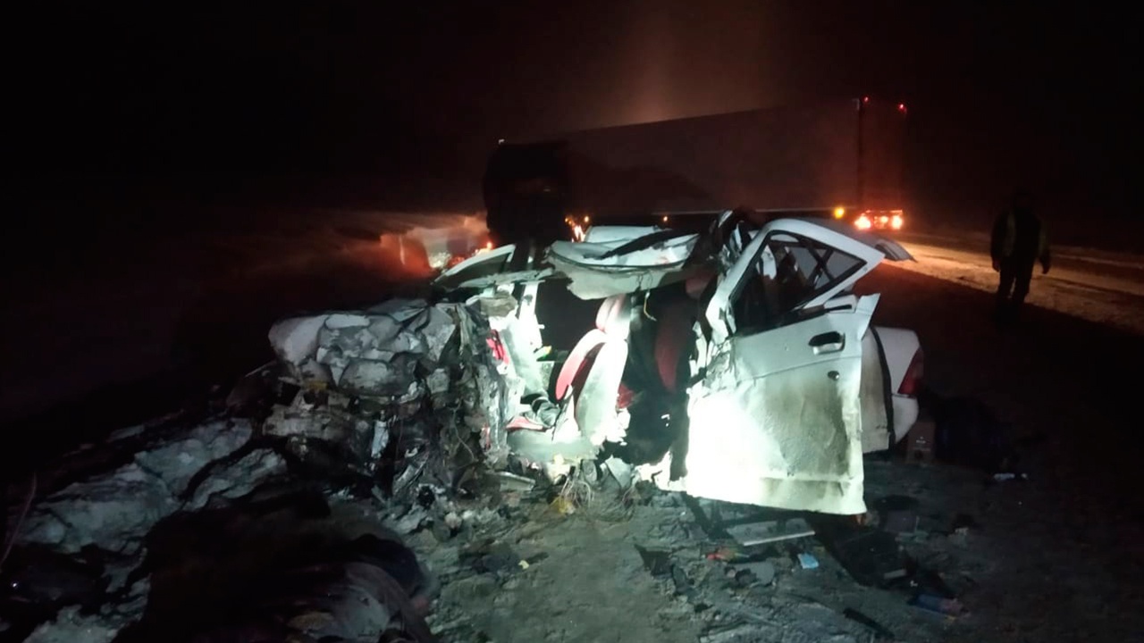 Опубликовано фото с места смертельной аварии с участием грузовика и легковушки под Самарой