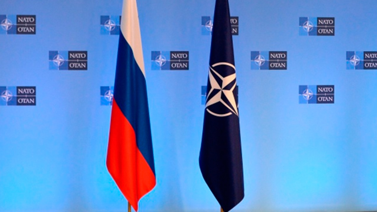 Песков назвал НАТО орудием конфронтации, подбирающимся к границам России