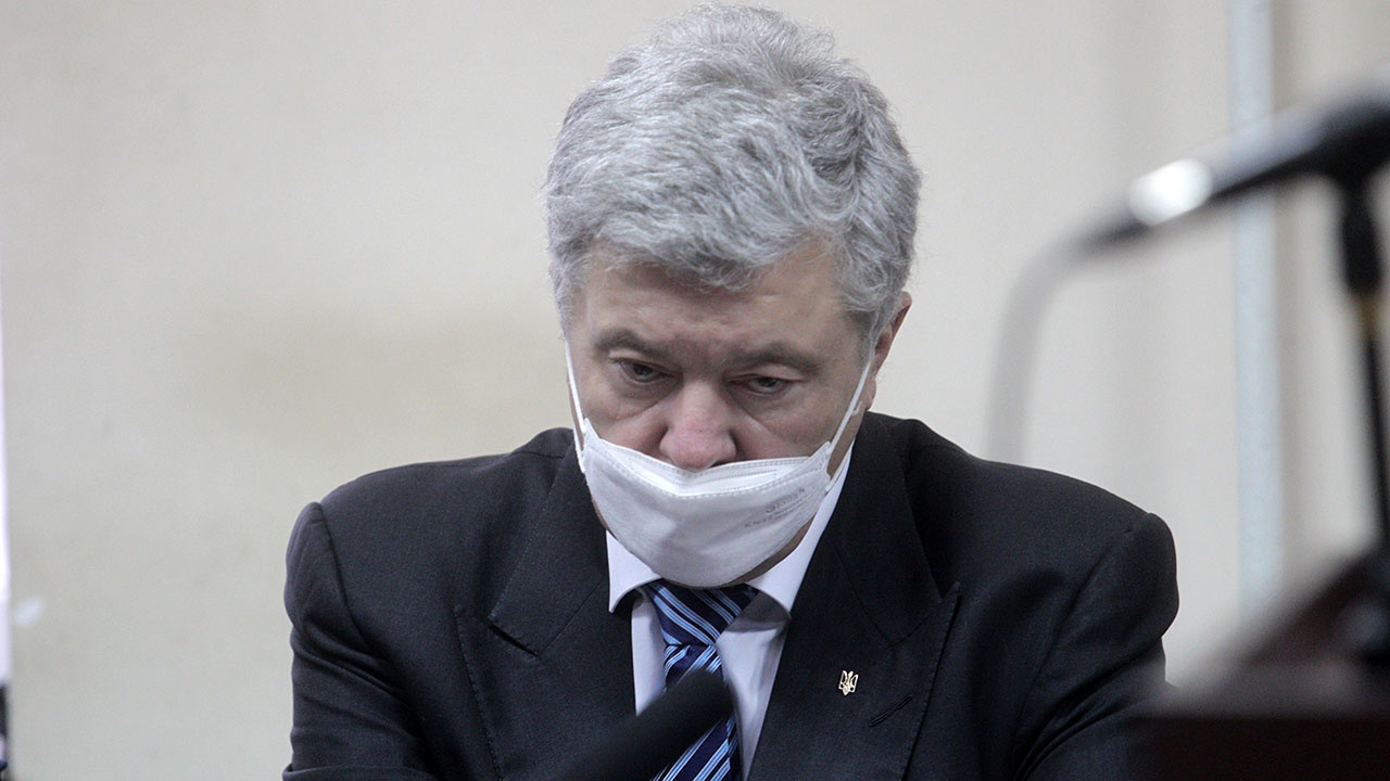 Порошенко заснул во время заседания суда по избранию меры пресечения