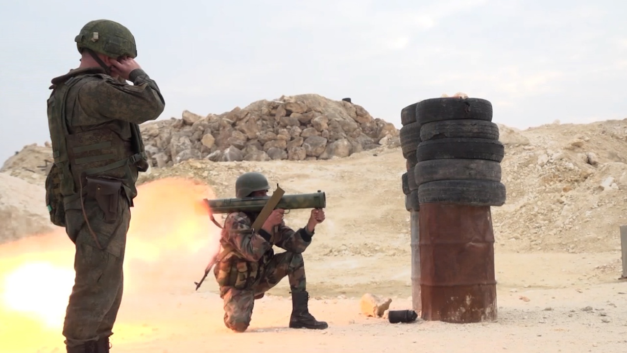 Под чутким руководством: как инструкторы из РФ обучают сирийских огнеметчиков в Алеппо
