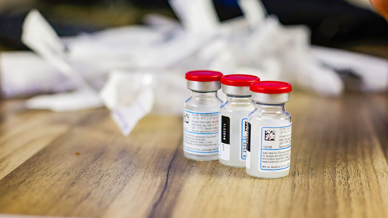 Гинцбург заявил о высокой эффективности вакцины «Спутник V» против штамма «омикрон»