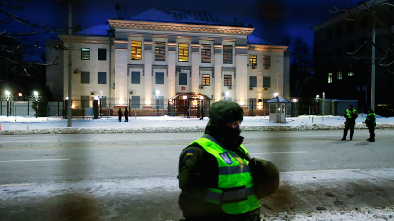 В МИД РФ заявили, что посольство в Киеве работает в штатном режиме