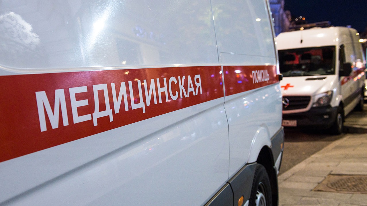 Три человека пострадали при столкновении скорой помощи с легковушкой в Новой Москве