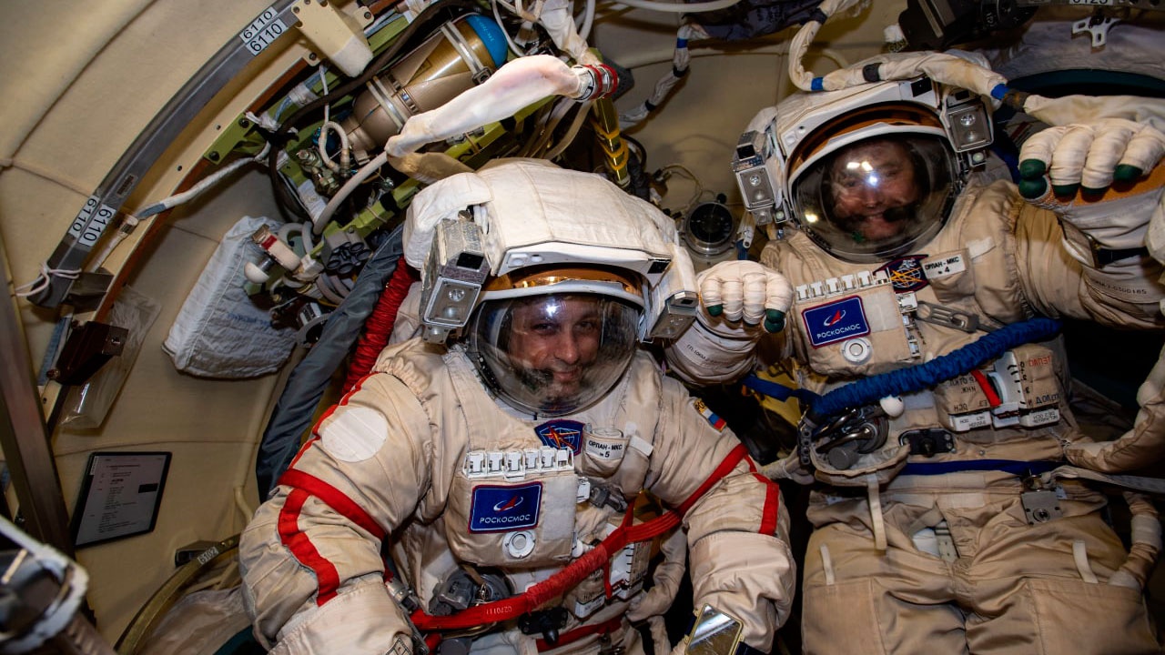 Российские космонавты Шкаплеров и Дубров завершили выход в открытый космос