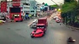 В Индонезии четыре человека погибли в жутком ДТП с грузовиком