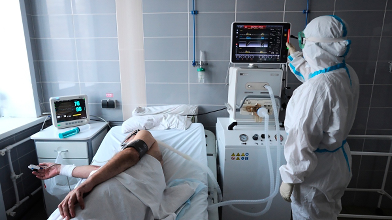 Оперштаб РФ сообщил о госпитализации с COVID-19 более девяти тысяч человек за сутки