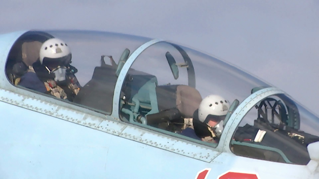 Воздушная дуэль: летчики ЮВО показали мастерство в небе над Краснодаром