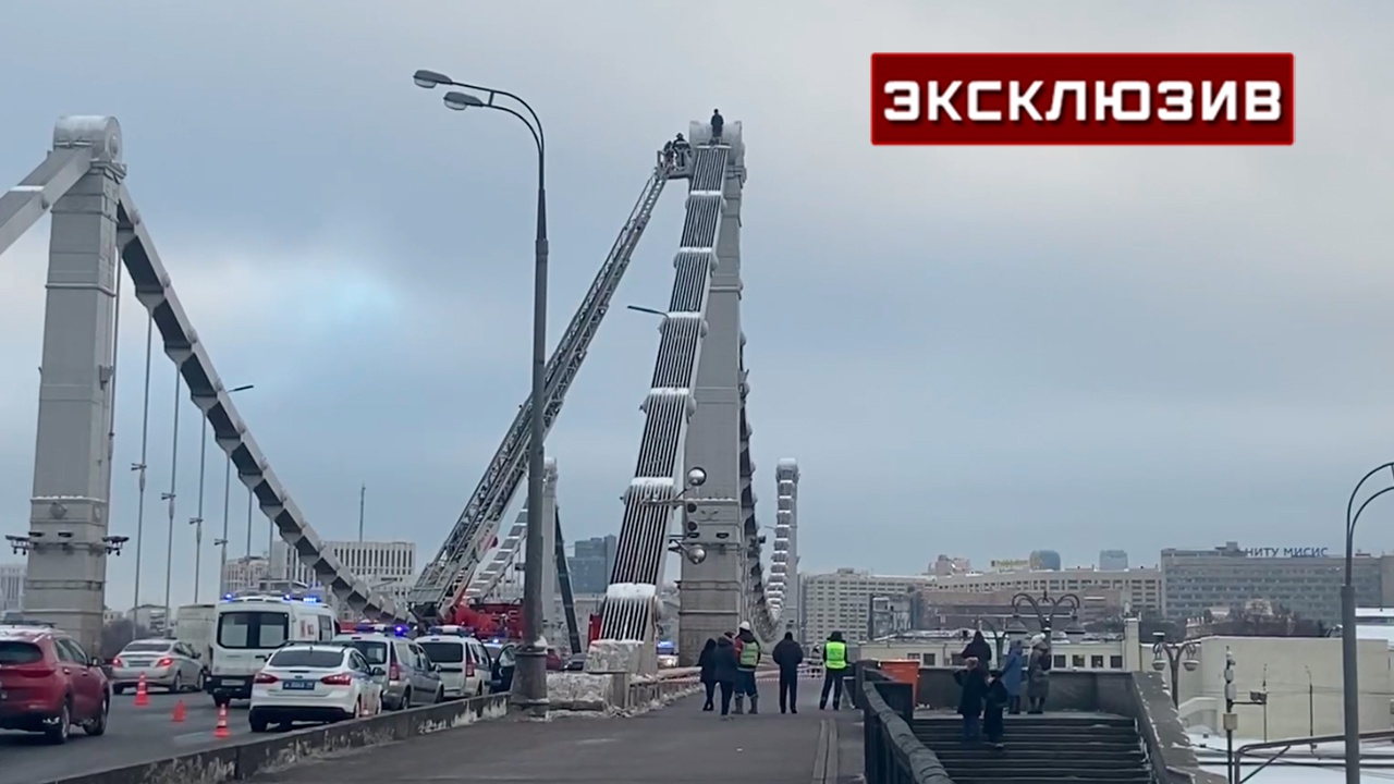 Автор крымского моста в москве. Крымский мост Москва 08.11.2022. Человек на Крымском мосту. Инцидент с крымским мостичком. Селфи в Киеве на фоне Крымского моста.