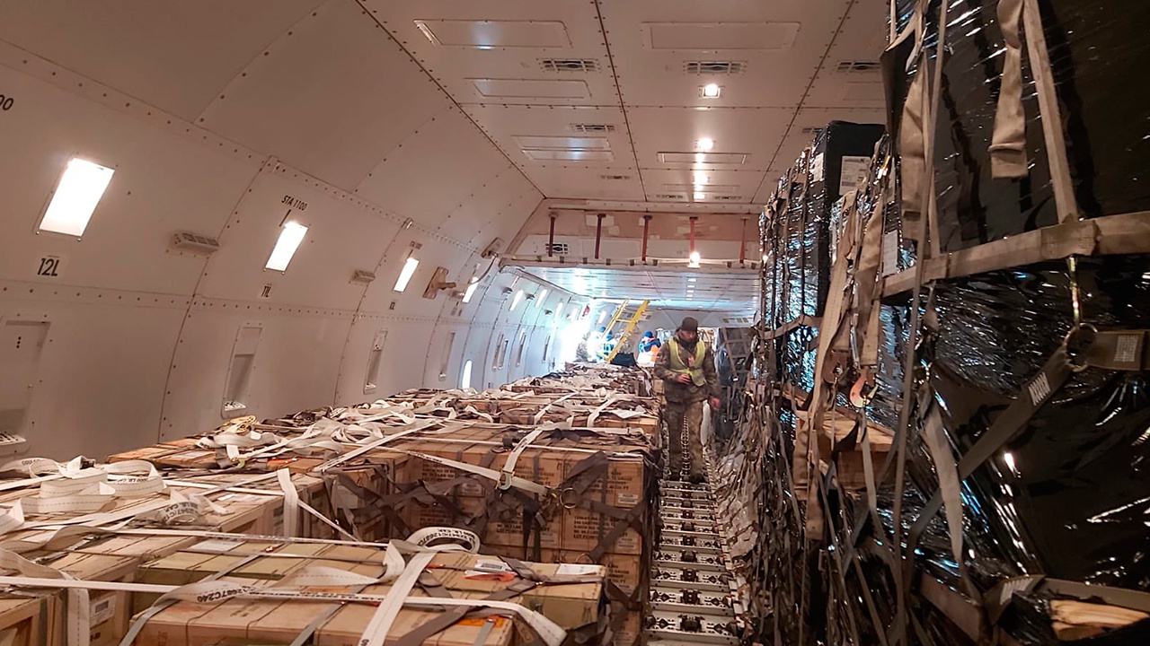 На Украину прибыл очередной борт с 81 тонной боеприпасов из США