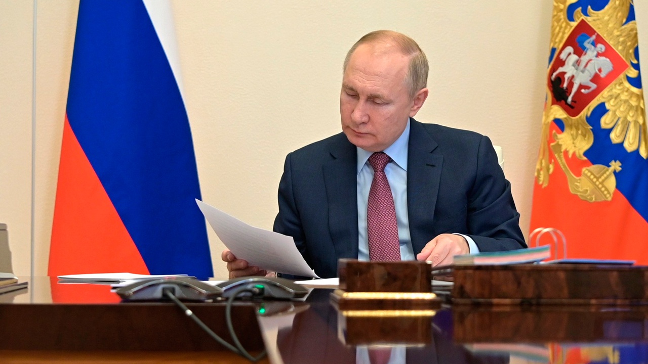Путин поручил проанализировать вопрос исключения иноагентов из реестра