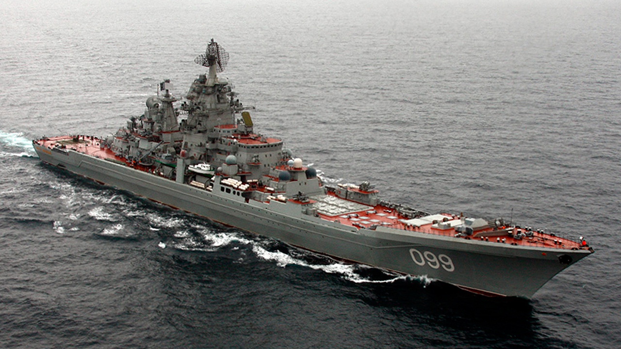 Экипаж крейсера «Петр Великий» отразил «нападение» с воздуха на главную базу Северного флота