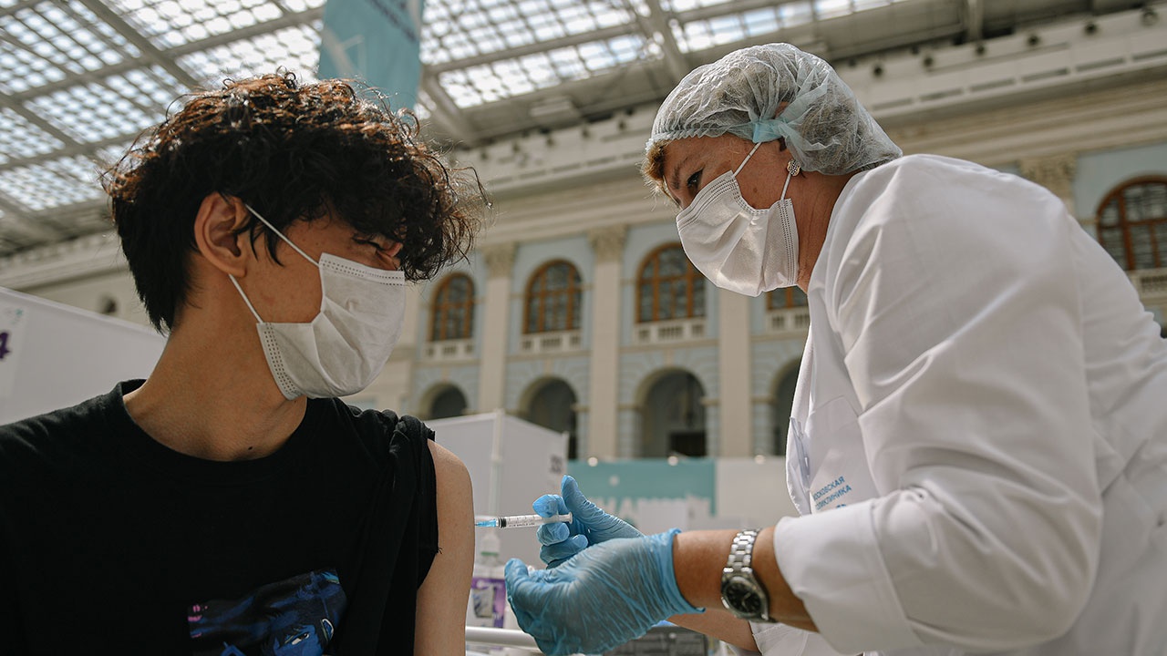 В Москве стартовала бесплатная вакцинация подростков от COVID-19