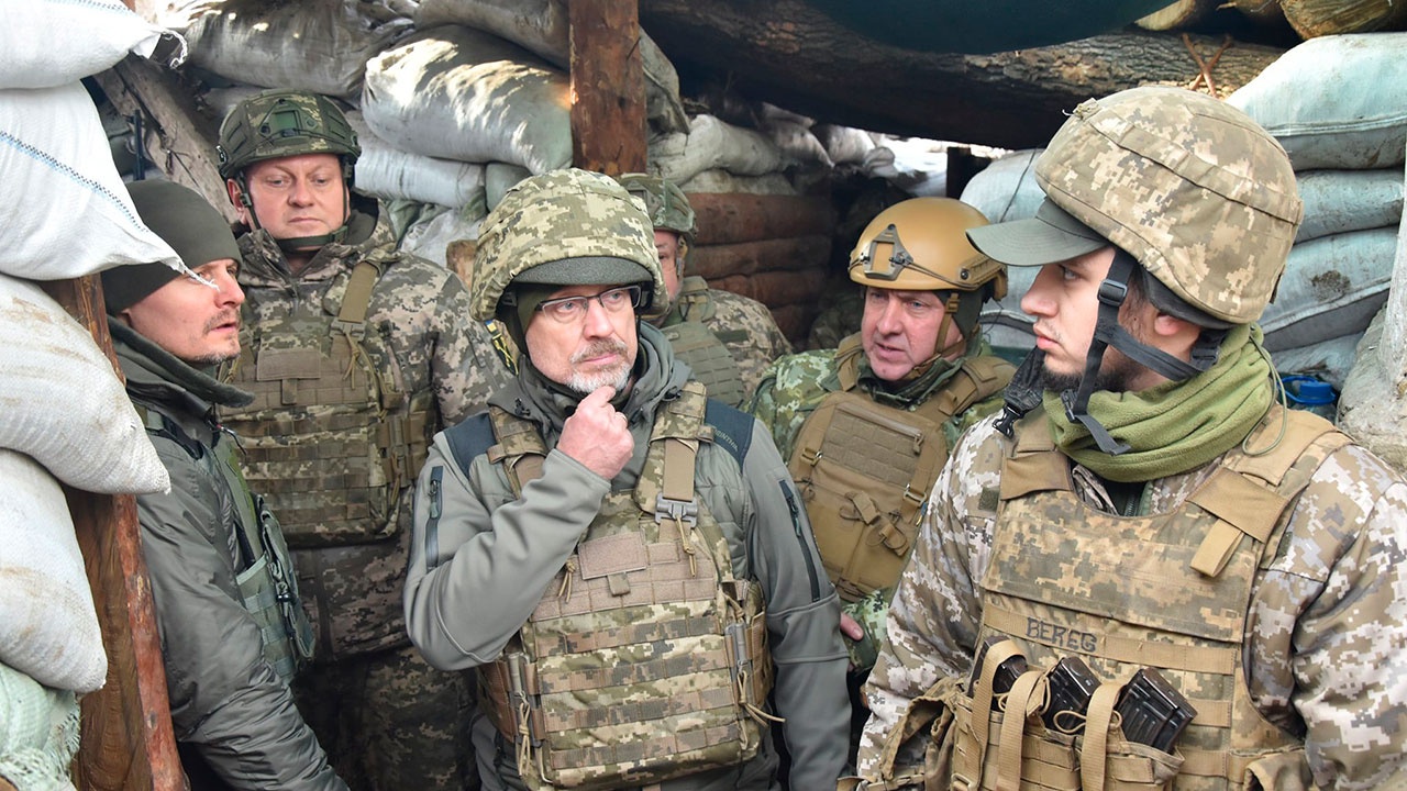 Почему ушли войска из киева. Министр обороны ВСУ фото. Министр обороны ВСУ Резников.