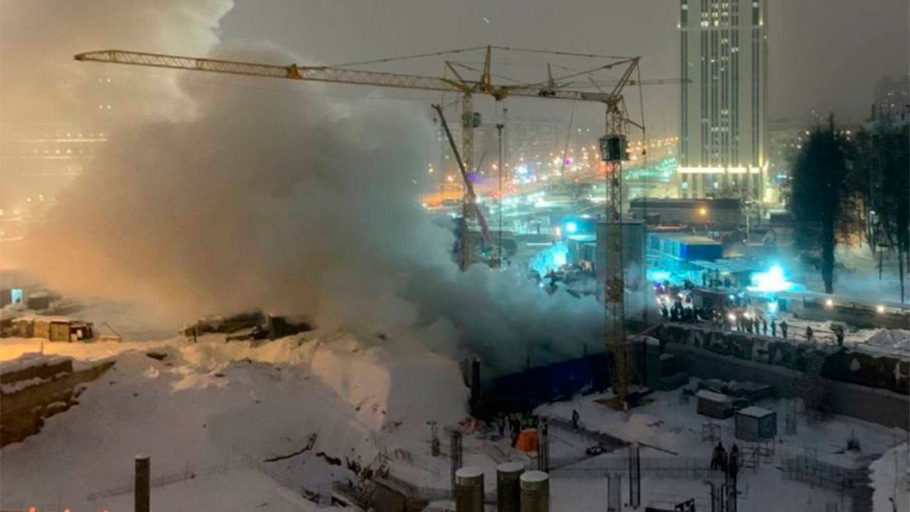 Пожар на площади 100 «квадратов» начался в котловане на стройке станции метро «Новаторская»