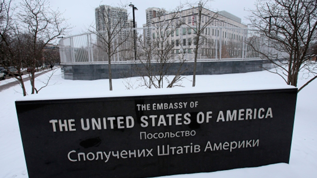 AP: США планируют эвакуировать всех сотрудников посольства на Украине