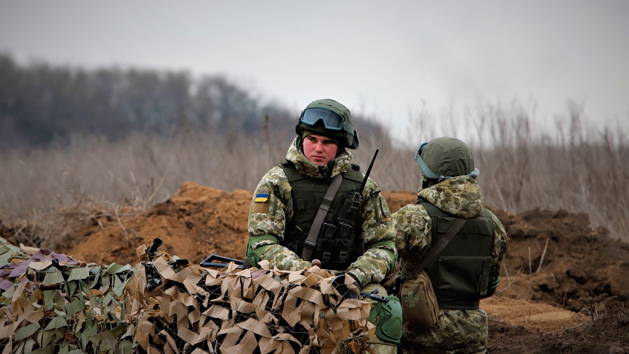 Сайт военные украине сегодня. Военный с военнослужащими. Солдаты Донбасса. Украинские военные. Украинские войска.