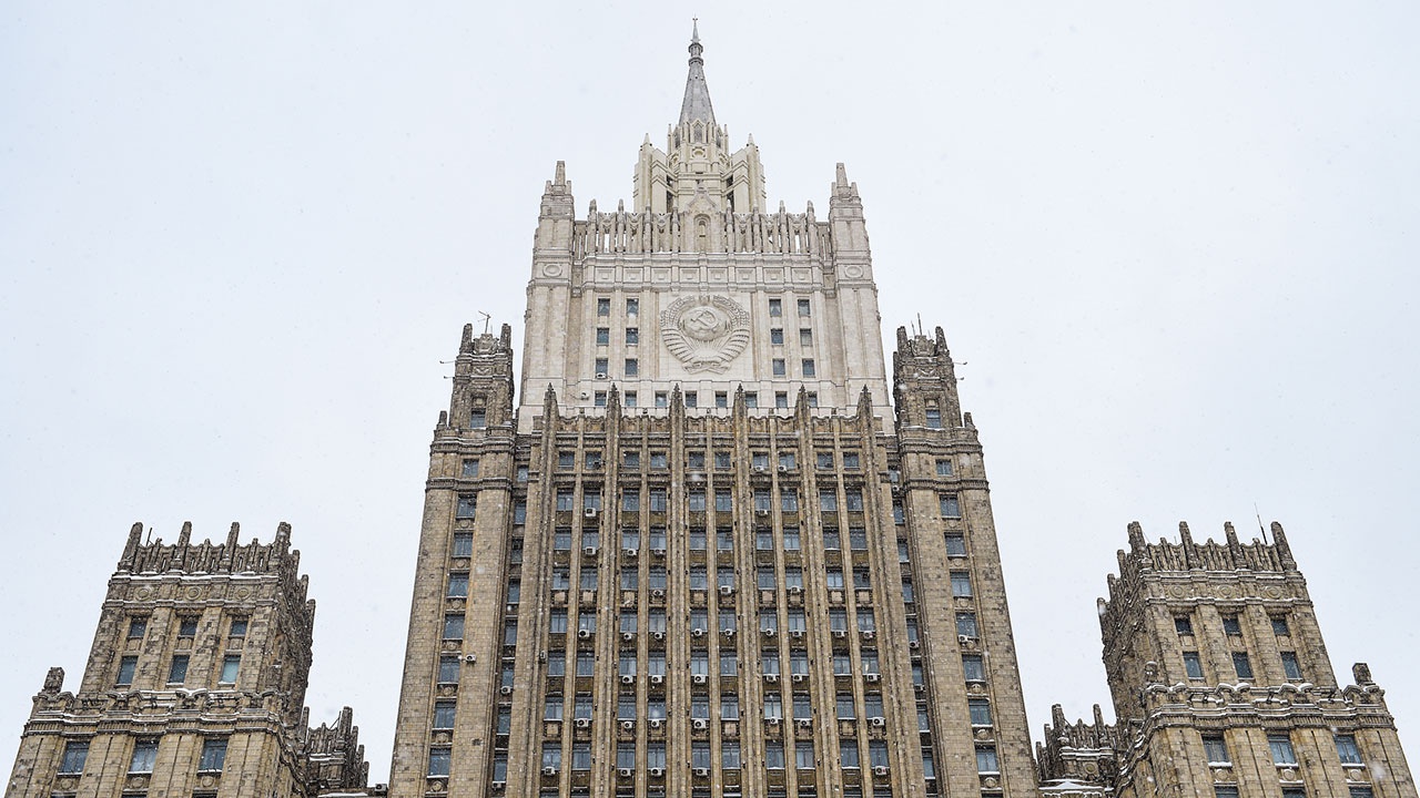 МИД РФ опроверг информацию о высылке посла США из России 