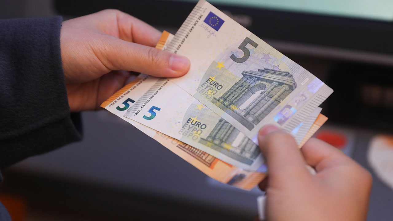 ЕС ввел запрет на вывоз банкнот евро в РФ