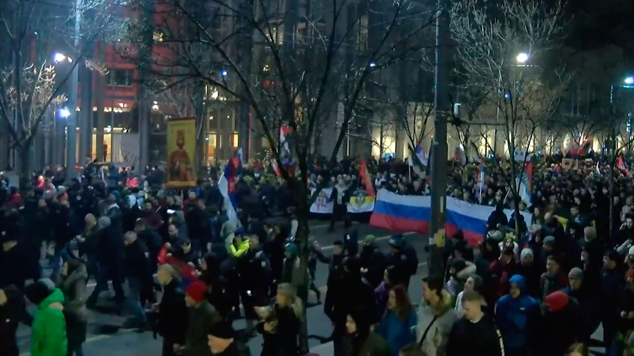 Сотни людей собрались в центре Белграда в рамках акции в поддержку РФ: виде...