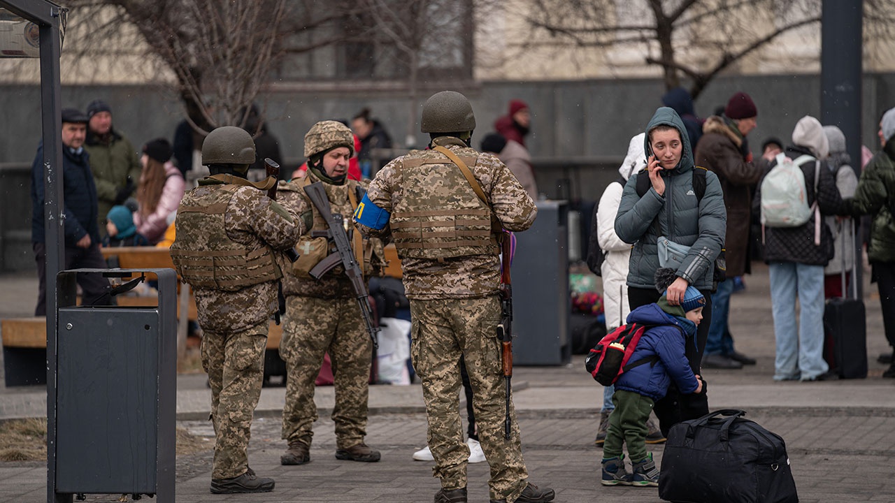Украинские военные прикрываются мирными жителями