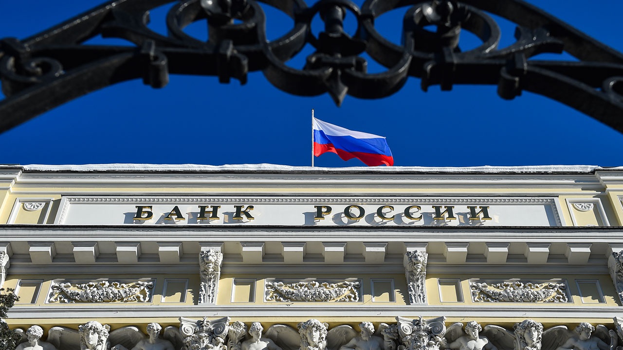 Центробанк: карты Visa и Mastercard российских банков продолжат работать в РФ
