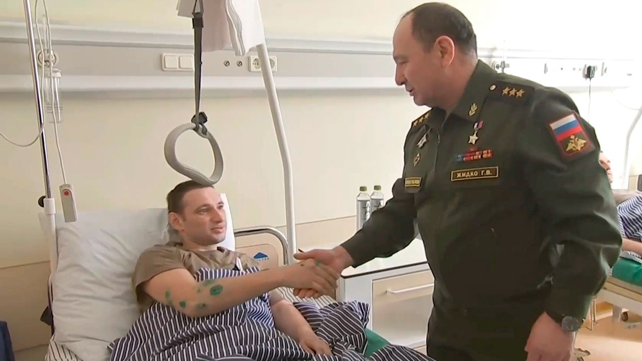 Военной операции по защите. Российские военные в госпитале. Специальная Военная операция. Шойгу награждает военных в госпитале. Награждение военных в госпитале.