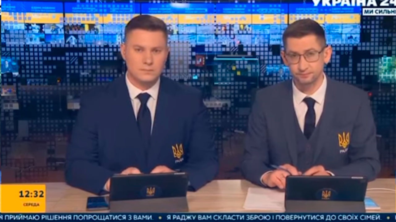 На украинском телеканале появилась строка с призывом Зеленского сложить оружие