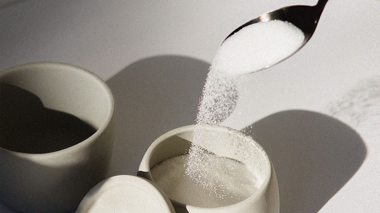 Диетолог объяснила, почему опасно хранить много сахара дома